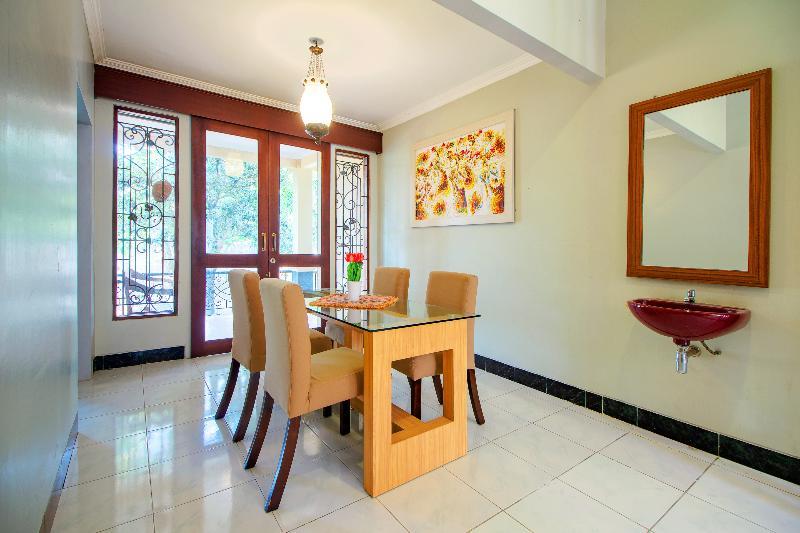 Oyo 1195 The Doctor'S Guest House Syariah Kejayan Екстериор снимка