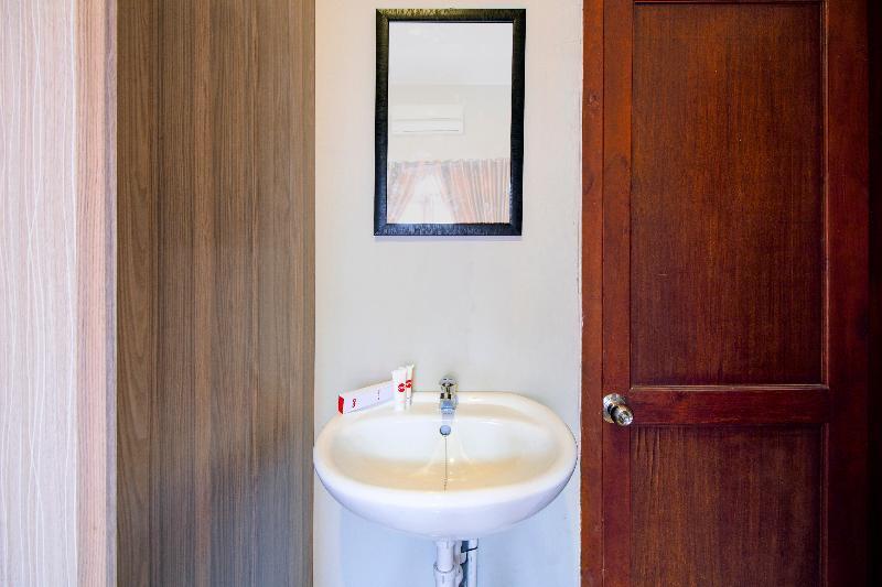 Oyo 1195 The Doctor'S Guest House Syariah Kejayan Екстериор снимка