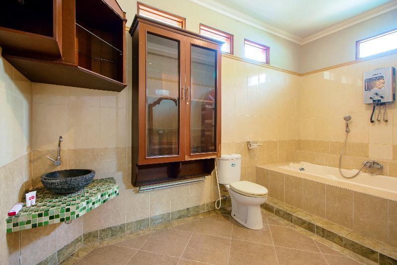 Oyo 1195 The Doctor'S Guest House Syariah Kejayan Екстериор снимка